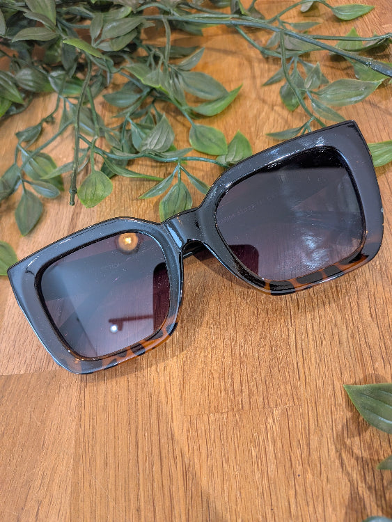 Lunettes de soleil carré en acétate. Colorie écaille. 