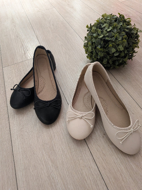 Ballerine beige et noir, photo a plat 