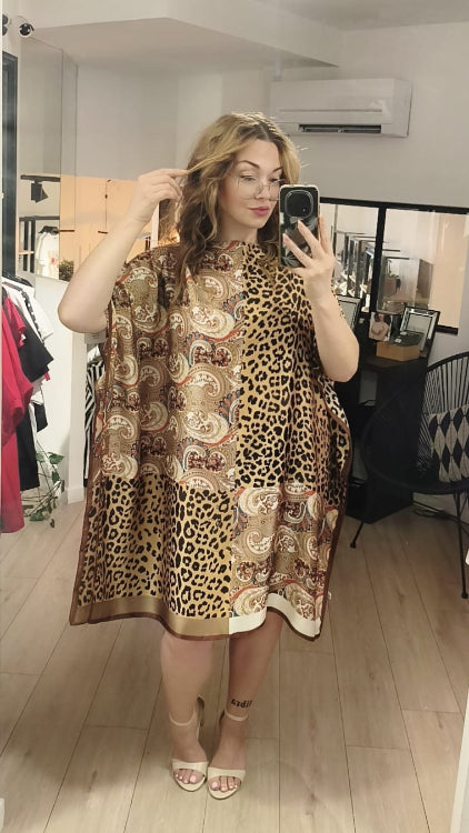 Robe foulard imprimé léopard colorie marron. Photo porté. 