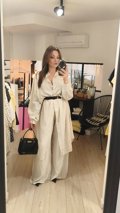 Ensemble chemise longues pantalon tissus effet lin. Photo porté chemise fermé et ceinturé. colorie beige. 
