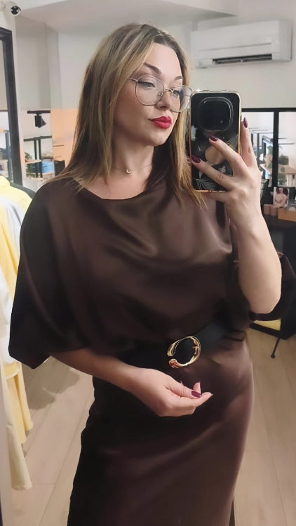 top en satin manche 3/4 marron porté avec une jupe en satin marron.