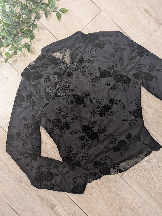 Top Qipao en dentelle noir. Photo a plat. 