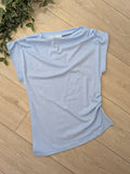 T-shirt débardeur col bateau. photo a plat colorie bleu ciel