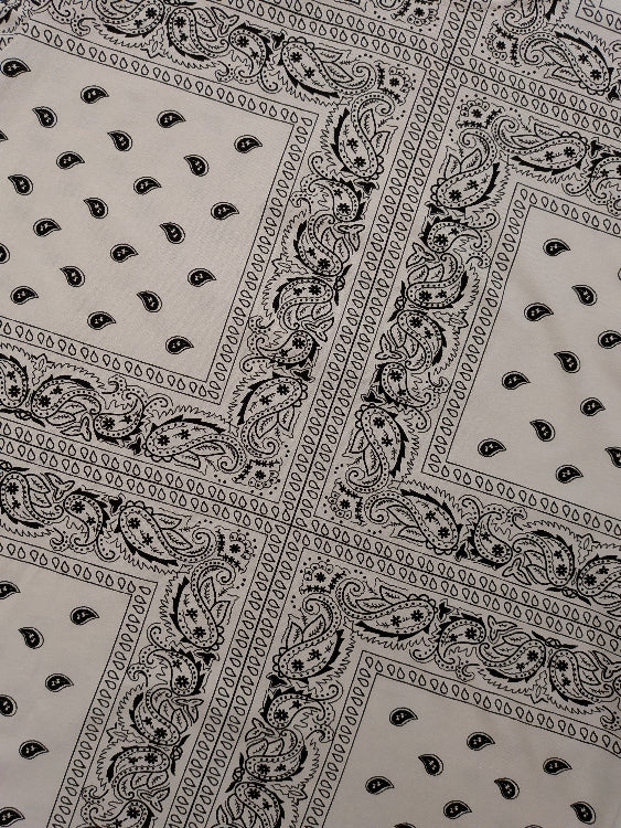 T-shirt imprimé bandana colorie  blanc . Photo détail motif. 