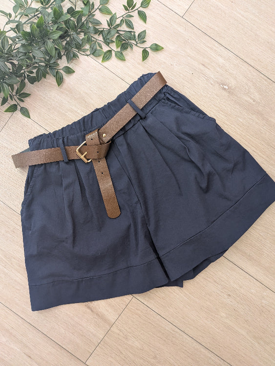 Short en coton avec ceinture marron. Photo a plat. colorie Marine