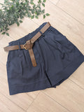 Short en coton avec ceinture marron. Photo a plat. colorie Marine