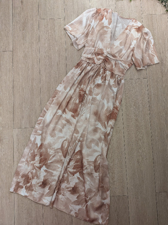 Robe longue en satin imprimé marbre . manches courtes. colorie beige . Photo a plat