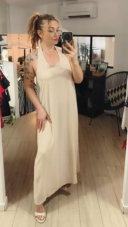 Robe longue fluide dos nue décolleté en V. colorie beige. photo porté.