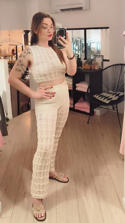 Ensemble en crochet composé d'un débardeur court et d'un pantalon. Photo porté colorie Beige