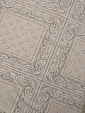 T-shirt imprimé bandana colorie  beige . Photo détail motif. 