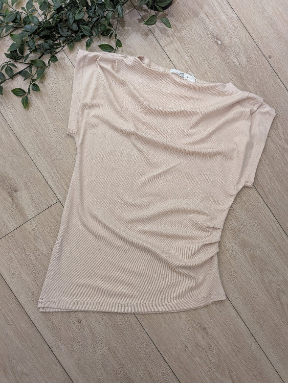 T-shirt débardeur col bateau. photo a plat colorie beige 