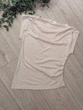 T-shirt débardeur col bateau. photo a plat colorie beige 
