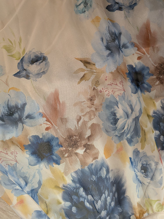 Robe longue vaporeuse a motif fleuries. détail motifs.