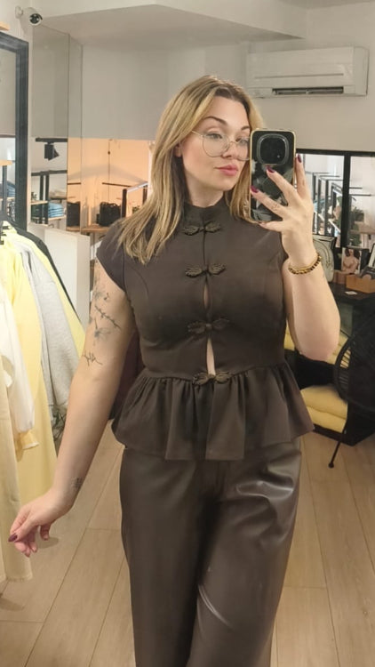 Top Qipao volanté. photo porté colorie marron. 