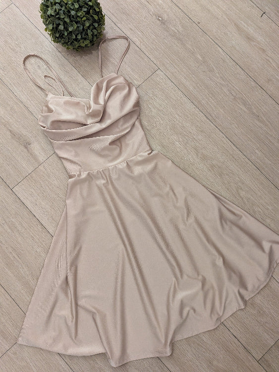 Robe patineuse satin bleu beige . photo a plat. 