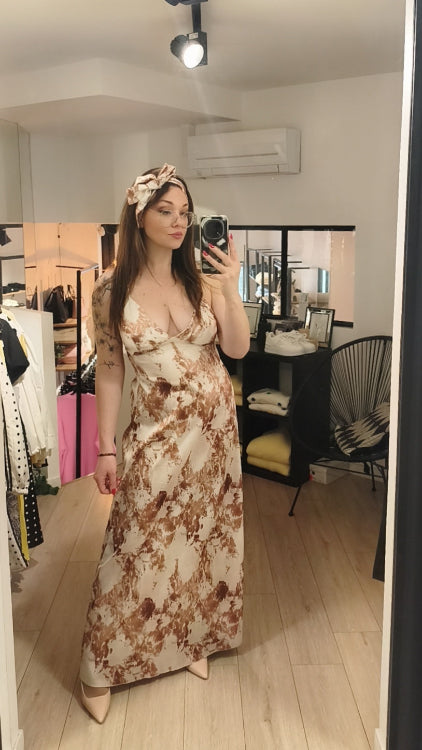 Robe longue en satin imprimé marbre. colorie Beige.