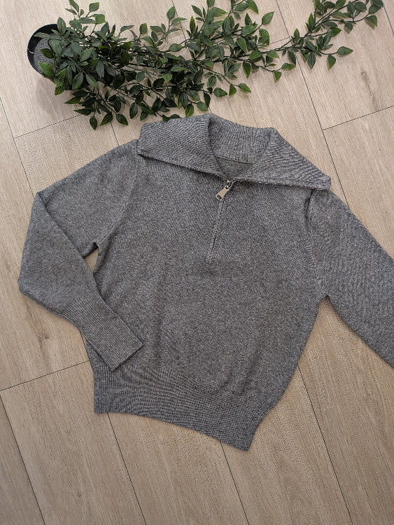 pull camionneur photo a plat colorie gris. 