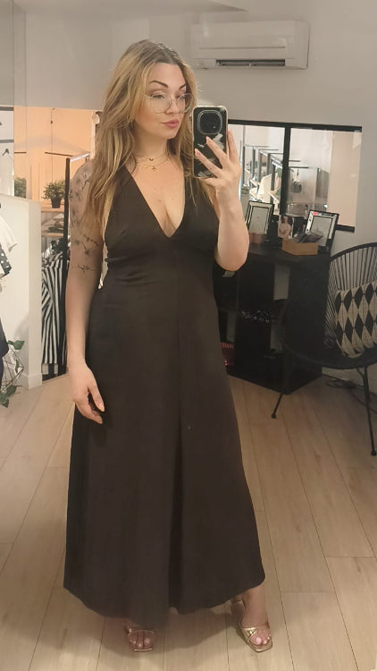 Robe longue dos nue avec perle en acétate. Photo porté. colorie marron