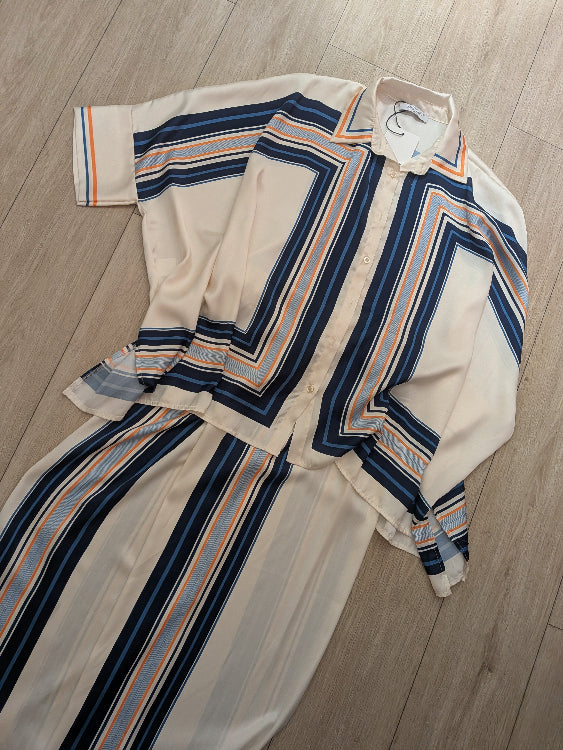 Ensemble chemise et pantalon en tissus foulard géométrique colorie marine. 