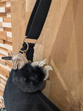 sac banane velours noir détail porte clé pompon