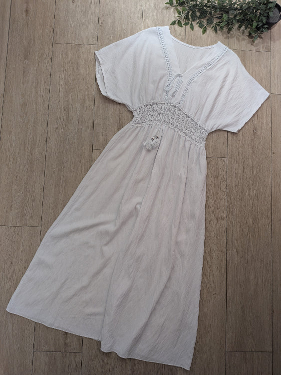 Robe blanche avec détailles en dentelle. photo a plat. 