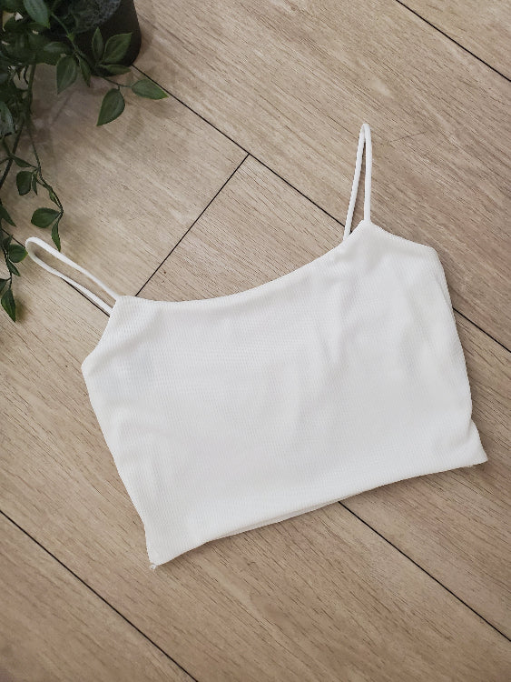 T-shirt dentelle court photo a plat colorie blanc. photo débardeur seul