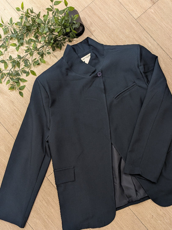 veste asymetrique fermeture col avec 1 bouton. colorie marine