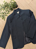 veste asymetrique fermeture col avec 1 bouton. colorie marine