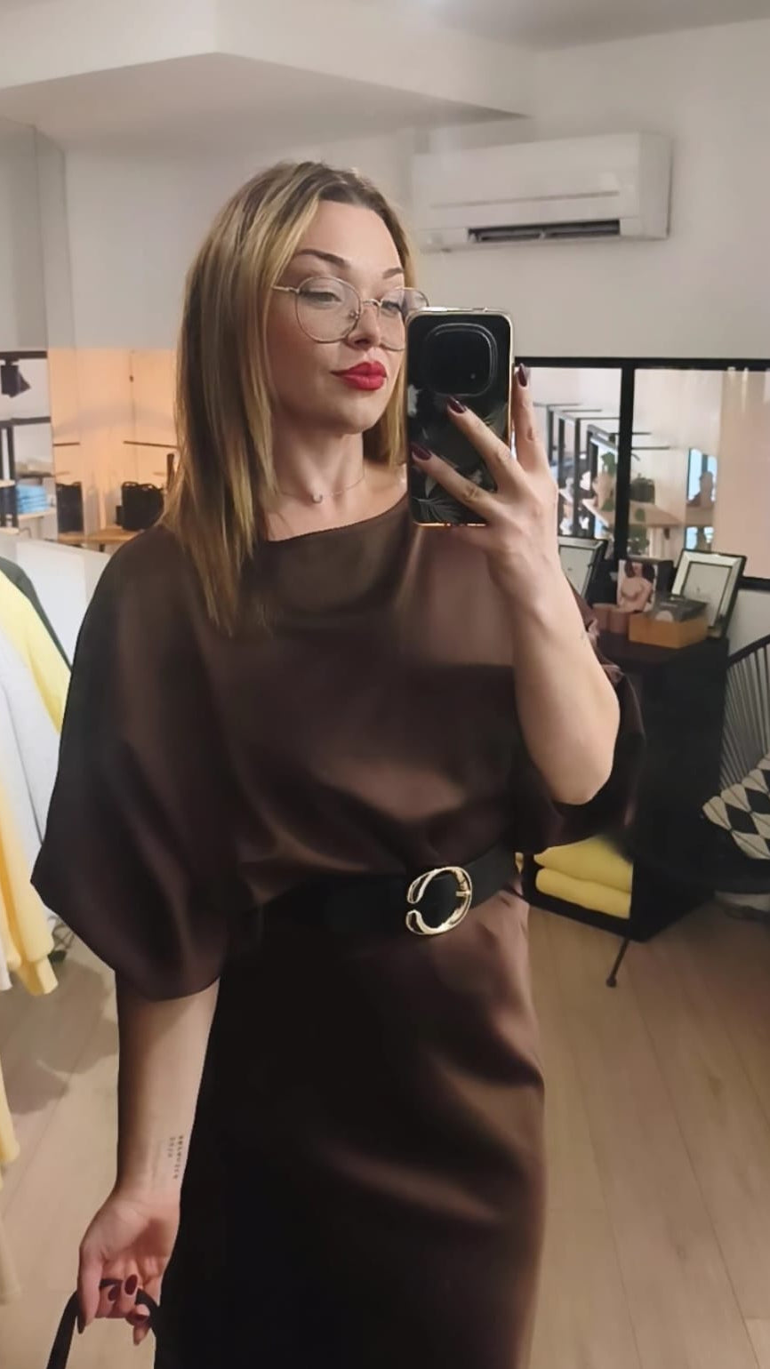 Top en satin manche 3/4 colorie marron photo porté avec une jupe en satin marron