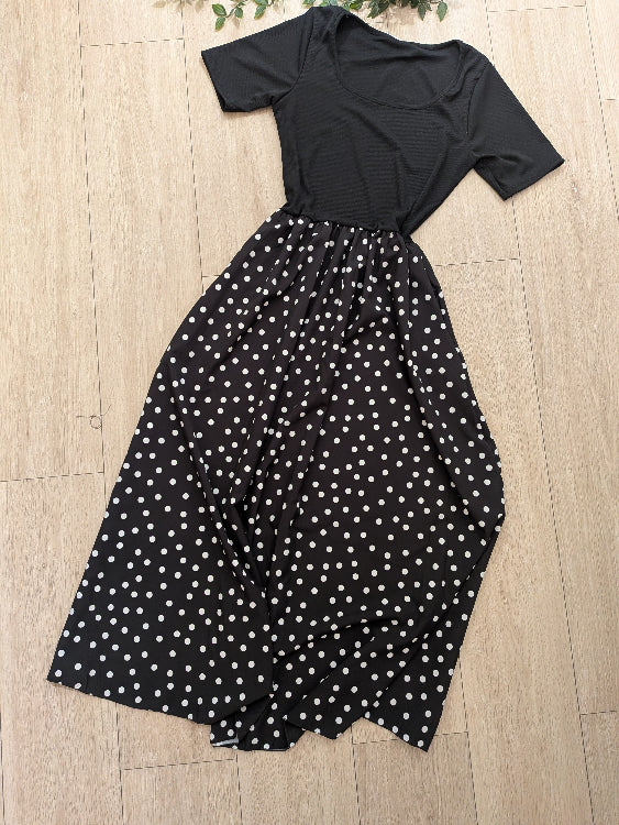 Robe longue bi-matière a pois blanc sur fond noir. Photo a plat. 