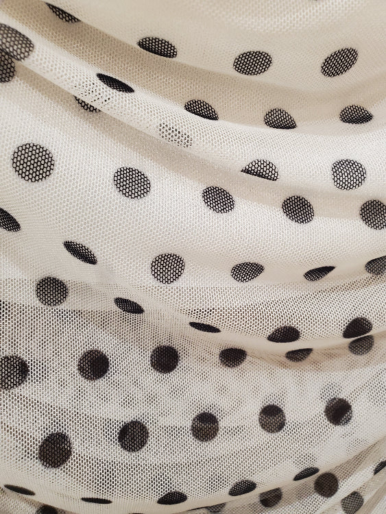 Bustier en tissus blanc a pois noir. Photo porté.