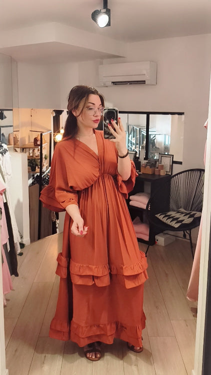 robe longue manche 3/4 volanté. colorie brique. photo porté. 