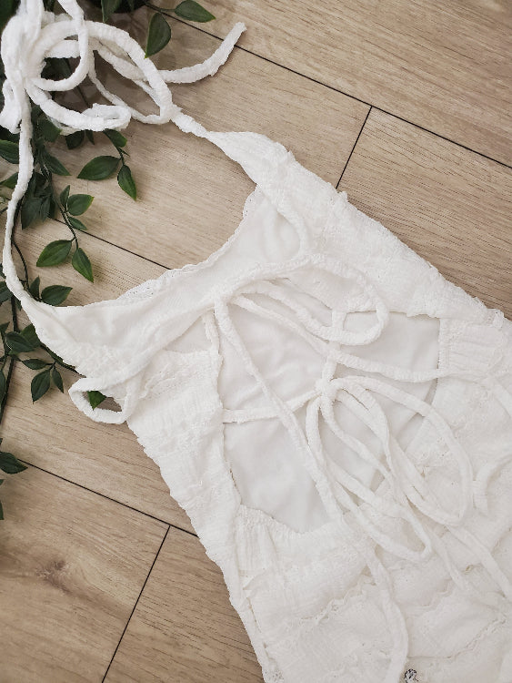 Robe longue en tissus effet froufrou. dos nue. Photo détail dos. colorie blanc. 