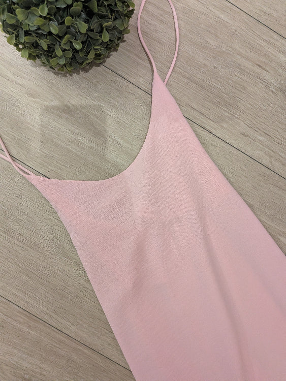 robe longue fluide bretelles croisées. colorie rose détail