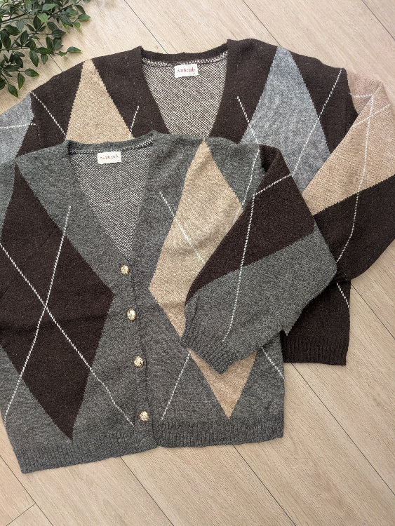 Gilet jacquard a losange . photo a plat colorie gris et marron. 