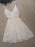 Robe courte patineuse en dentelle colorie blanc. photo a plat