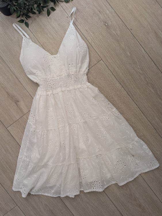 Robe courte patineuse en dentelle colorie blanc. photo a plat
