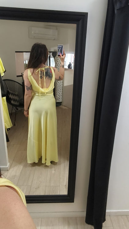 Robe longue en satin drapé dos nue. Colorie jaune. photo porté dos.  
