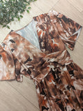 Robe longue en satin imprimé marbre . manches courtes. colorie marron . Photo a plat