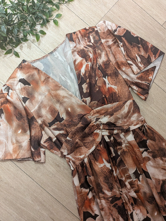 Robe longue en satin imprimé marbre . manches courtes. colorie marron . Photo a plat