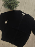 Gilet fin col rond . photo a plat colorie noir.