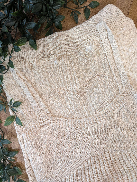 ensemble crochet débardeur + jupe. photo détail. colorie beige. 