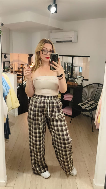 Pantalon a carreaux porté avec un bandeau fendu beige