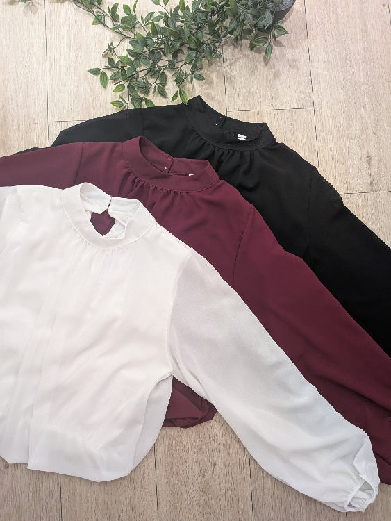 blouse en voile transparent colorie blanc, bordeau et noir