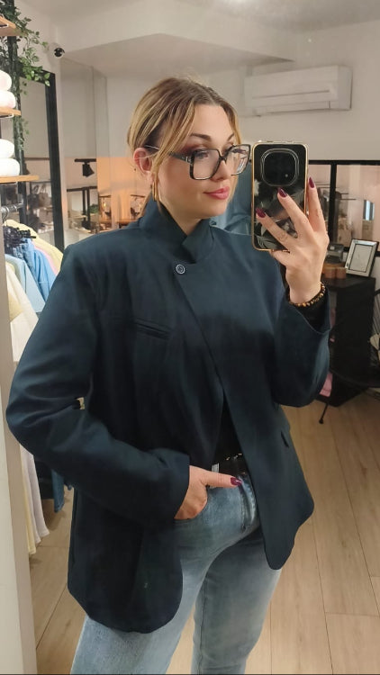 veste asymétrique fermeture col avec 1 bouton. colorie marine. Photo portée
