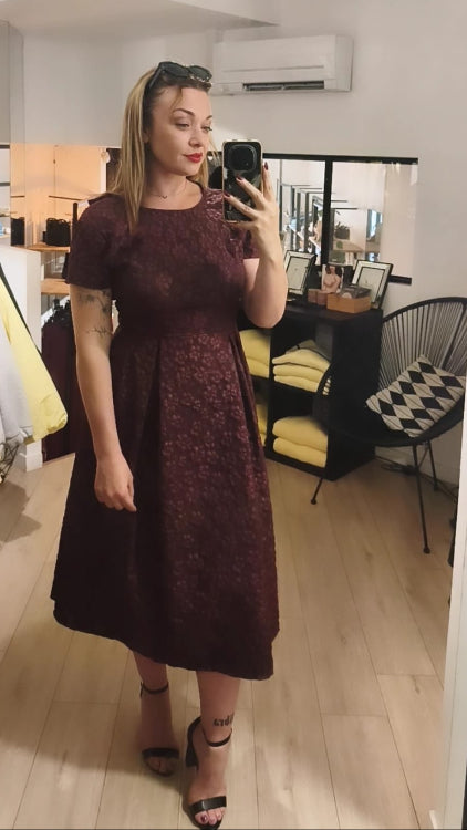 Robe 50s colorie Bordeau. photo porté.