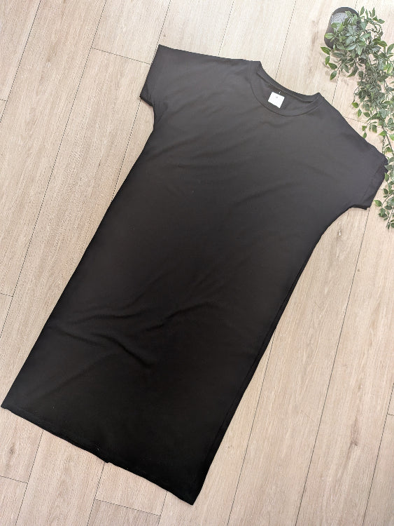 Robe t-shirt longue colorie noir photo a plat. 