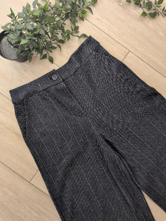 pantalon droit a chevron. photo a plat