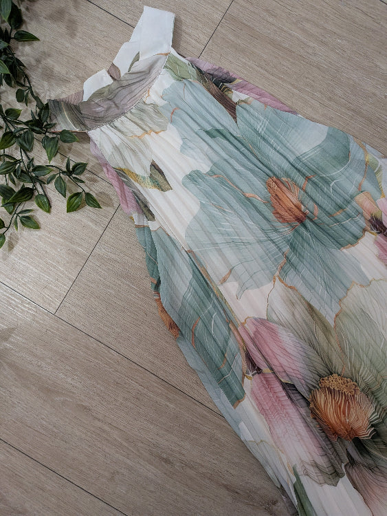 Robe plissé imprimé aux motif floraux dans les tons pastels. 