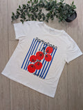 T-shirt imprimé d'une grappe de tomate sur un fond de rayures bleu foncé. Photo a plat